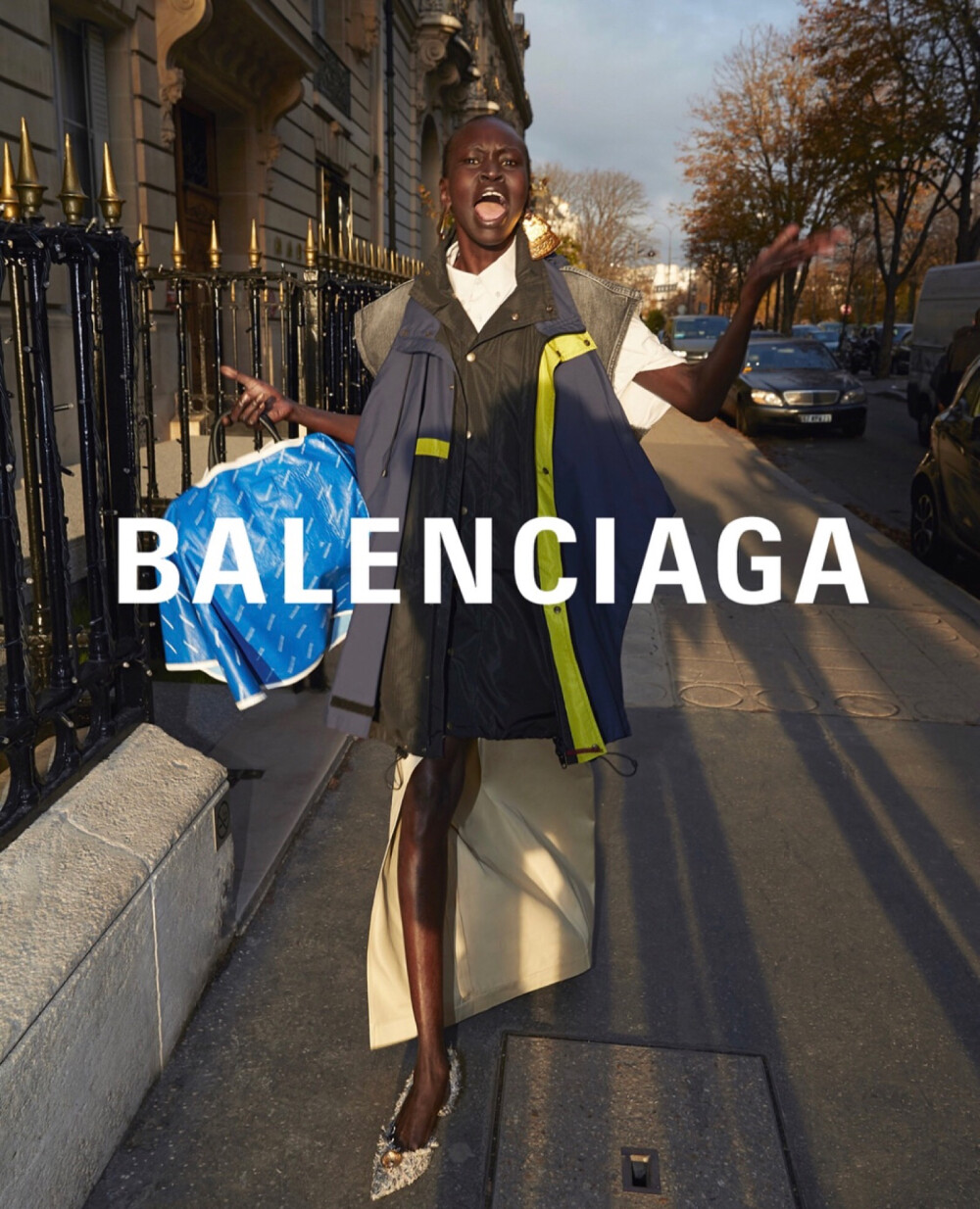 Fashion event | Balenciaga 18春夏女装系列广告大片
广告中，模特们身着巴黎世家春夏新款女装遮挡镜头、迅速逃跑、掩面，甚至怒踹狗仔，上演了一出“明星躲避狗仔”的精彩戏码。颇具现代感设计的BB ROUND手袋或成为下一季大热包袋。
摄影: Bestimage Agency
造型: Lotta Volkova ​​​