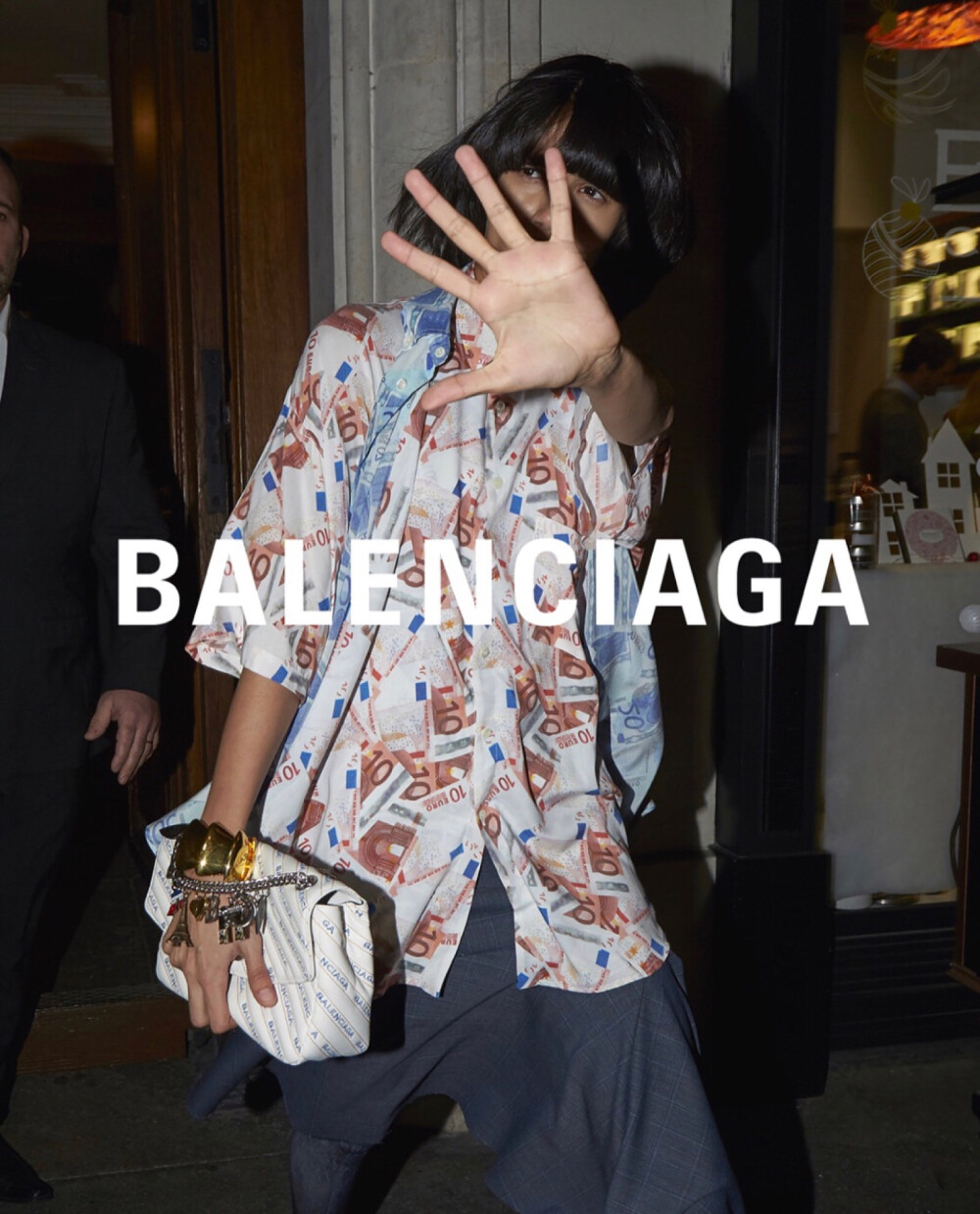 Fashion event | Balenciaga 18春夏女装系列广告大片
广告中，模特们身着巴黎世家春夏新款女装遮挡镜头、迅速逃跑、掩面，甚至怒踹狗仔，上演了一出“明星躲避狗仔”的精彩戏码。颇具现代感设计的BB ROUND手袋或成为下一季大热包袋。
摄影: Bestimage Agency
造型: Lotta Volkova ​​​