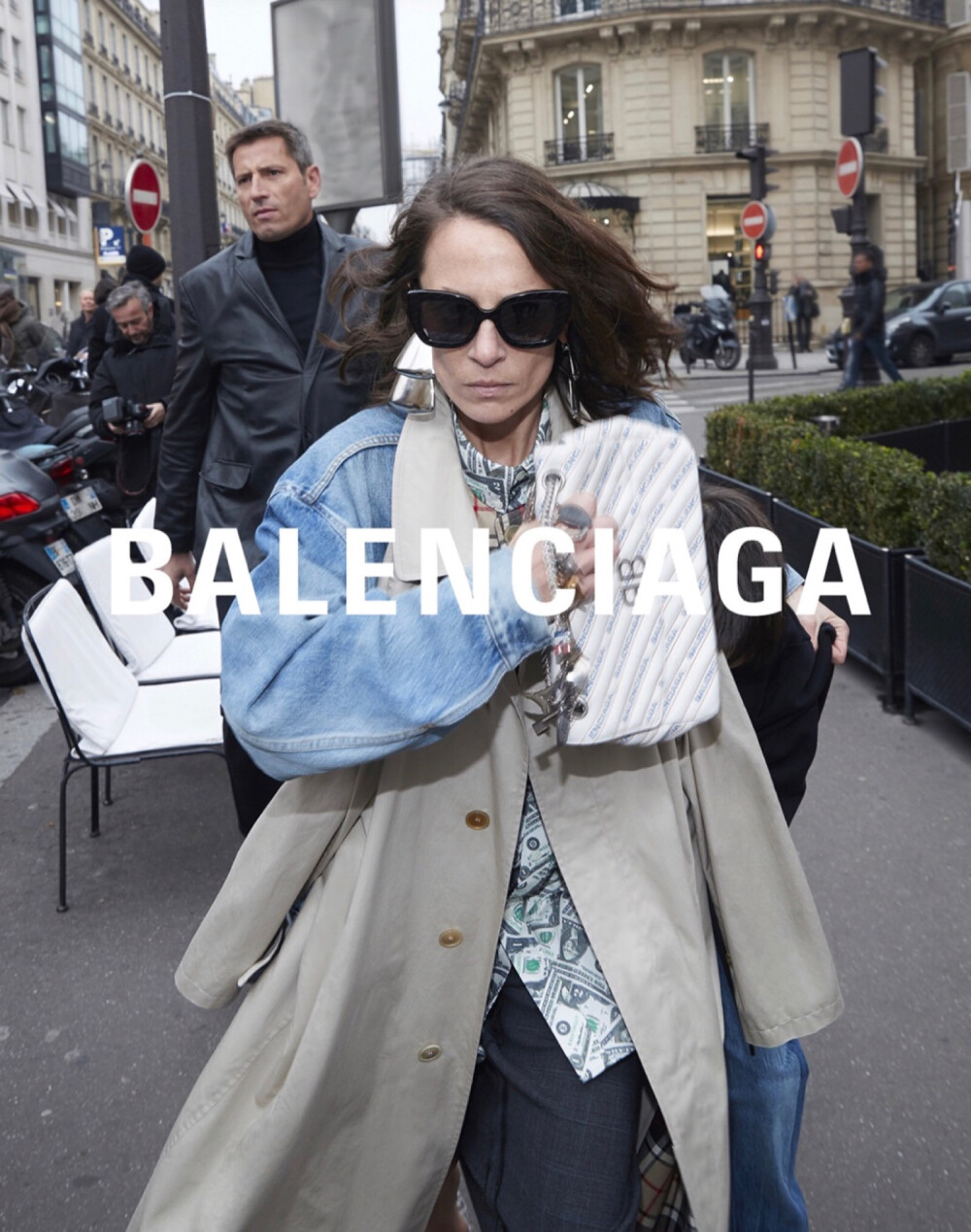 Fashion event | Balenciaga 18春夏女装系列广告大片
广告中，模特们身着巴黎世家春夏新款女装遮挡镜头、迅速逃跑、掩面，甚至怒踹狗仔，上演了一出“明星躲避狗仔”的精彩戏码。颇具现代感设计的BB ROUND手袋或成为下一季大热包袋。
摄影: Bestimage Agency
造型: Lotta Volkova ​​​