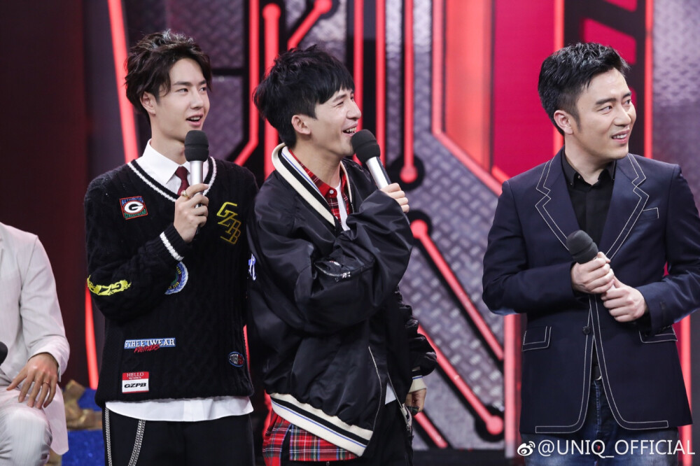 官博更博：#天天向上王一博# 小年过后，春节更近了！来听听@UNIQ-王一博 的春节聚会都发生过哪些趣事吧[笑而不語] 今晚22:00湖南卫视，欢迎参加@天天向上 的新春聚会，有吃有玩还能get聚会技能✌ ​​​