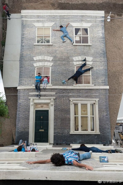 来自阿根廷的艺术家林德罗·厄利什(Leandro Erlich)将Dalston House（达尔斯顿住宅）的立面造型以1：1的比例在地面上还原，然后通过一面巨大的倾斜45度的镜子将立面还原到镜子中，于是就有了下面看到的魔幻情景。#求…