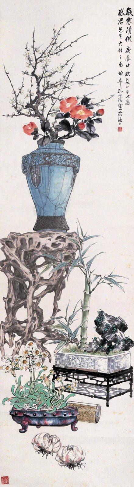 【古砖花供、清供、博古】中国传统工笔博古画，是一种摹写古代器物形状的绘画，或用古器物图形装饰的工艺品，都称"博古"。博古画由来已久，北宋大观年间宋徽宗命人编绘宣和殿所藏古物，定为"博古图"。后人将图画在器物上，形成装饰的工艺品，泛称"博古"。 ​