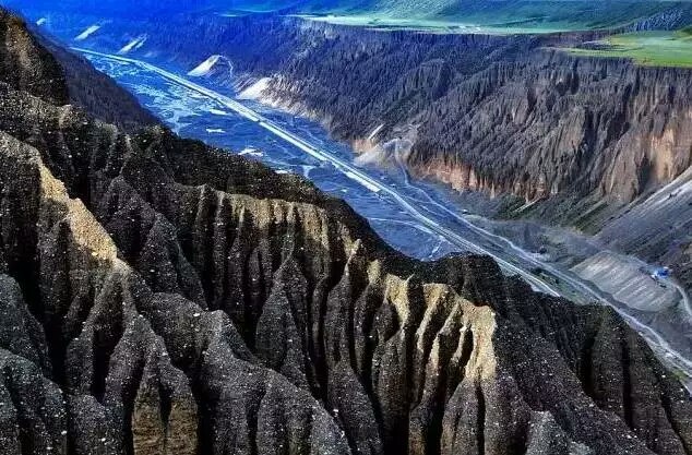 独山子大峡谷
远望时，独山子大峡谷线条分明，充满硬朗的苍劲美感；而近观时，你又会被眼前如千刀割痕的奇特地貌所震撼，真切地体会到什么叫“鬼斧神工”。