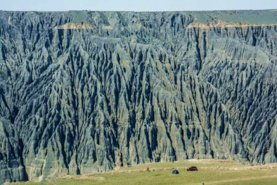 独山子大峡谷
远望时，独山子大峡谷线条分明，充满硬朗的苍劲美感；而近观时，你又会被眼前如千刀割痕的奇特地貌所震撼，真切地体会到什么叫“鬼斧神工”。