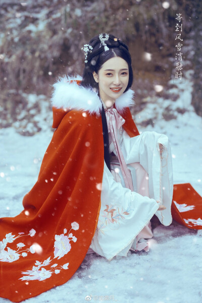 #汉服摄影##旧时光是个美人##重庆约拍#
——眉间雪
“桃树下
那年落雪为你唱一段乐府
信了人不如故
只如今 茫茫大雪之中等着谁回顾”
出境：@雯蚊小姐姐
摄影: @沈袭月_