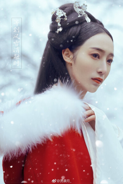 #汉服摄影##旧时光是个美人##重庆约拍#
——眉间雪
“桃树下
那年落雪为你唱一段乐府
信了人不如故
只如今 茫茫大雪之中等着谁回顾”
出境：@雯蚊小姐姐
摄影: @沈袭月_