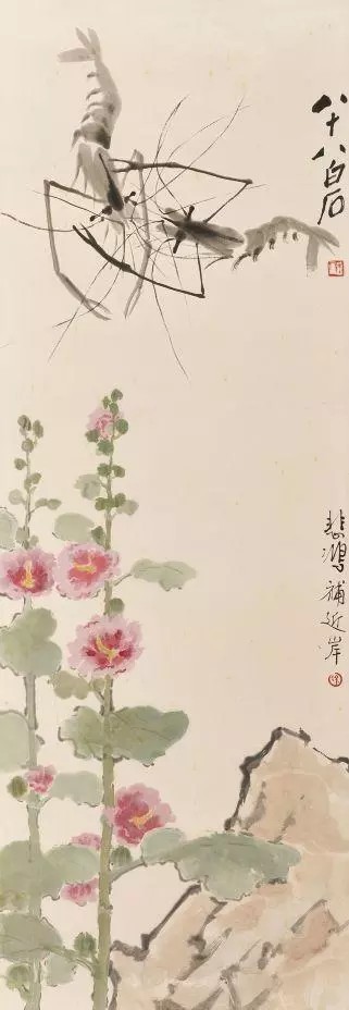 齐白石、徐悲鸿合作《墨虾蜀葵》 1948
徐悲鸿纪念馆藏
徐悲鸿走后齐白石也就不再到艺术学院去上课了，学校又派人到家里去请他出面教书，老人便写了个字条让捎回去，纸条上写着“齐白石已死了”，可见“小虾米”对…