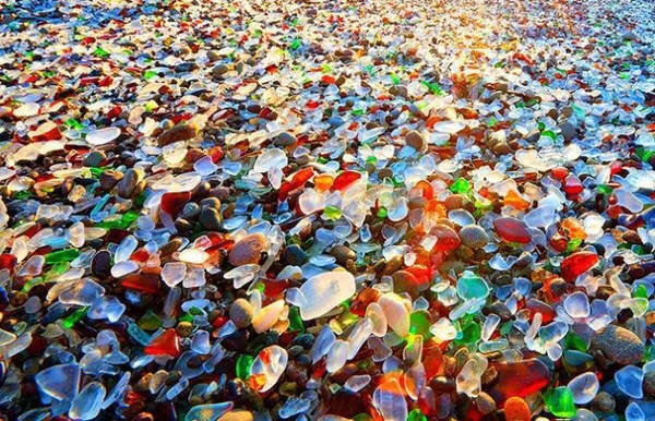 心情不好看看这几张图，俄罗斯Ussuri乌苏里湾的玻璃海滩，曾经是旧苏联倾倒处理废弃啤酒瓶和瓷器的地方。但随着时间的推移，大自然已经把这些玻璃碎片变成了千变万化的如软糖般的“鹅卵石”时间可以让伤痕开出鲜花