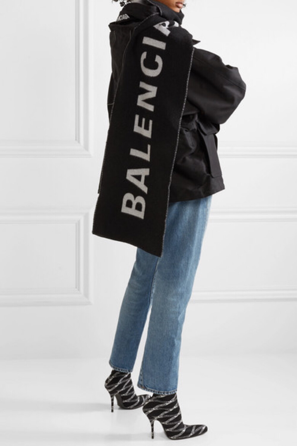 
Balenciaga 超大款街头风配饰出人意料地好搭配。这款黑色围巾以柔软且天然保暖的羊毛于意大利织就，大号品牌 Logo 嵌花尤为吸睛。不妨将它垂坠于肩头，作为全身的造型重点。