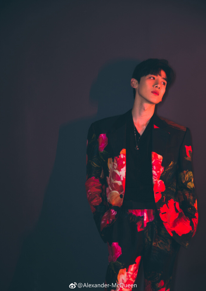 @白敬亭 身着#Alexander McQueen亚历山大麦昆#2018年秋冬系列花卉图案西装展现跨年造型，演绎桀骜风尚。 ​​​​