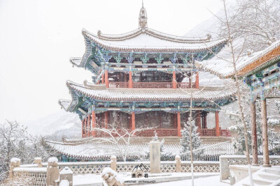 兰州五泉山的雪，中国传统建筑配上雪景，一种天人合一的东方人文美。 ​​​