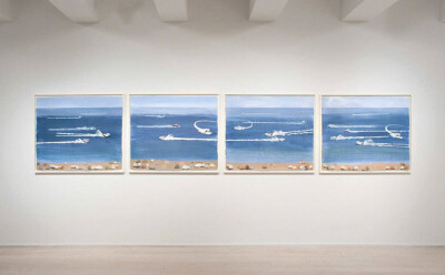 美国当代画家 Daniel Heidkamp。
他的题材范围从他本地的林地场景，布鲁克林的室内设计，以及色彩鲜艳的抽象风景。他习惯于利用图像采，然后在工作室研究中对其进行改造后再制作成绘画作品。 ​​​