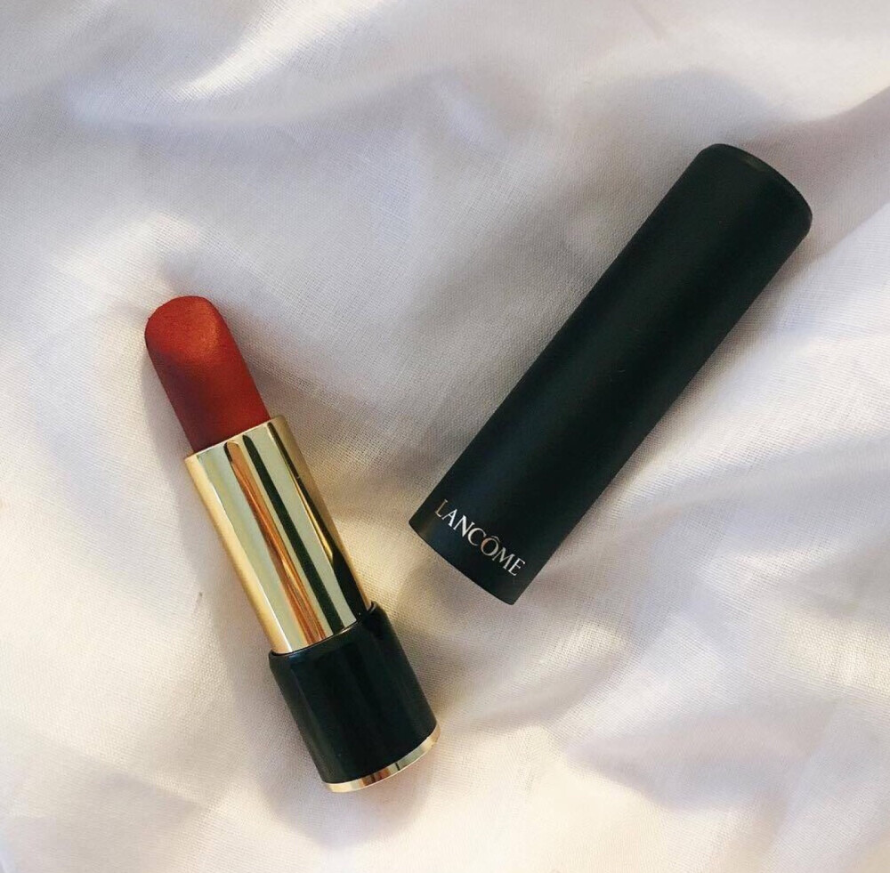 唇膏 | Lancome L’absolu Rouge Drama Matte，兰蔻秋冬极致哑光唇膏系列，色号196 Orange Sanguine，橘红番茄色，偏棕调显白，典型的气质路线唇色，这系列主打丝绒雾面质地，显色度相当高，厚涂薄涂都不会出错。