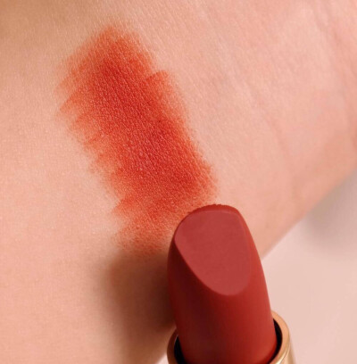 唇膏 | Lancome L’absolu Rouge Drama Matte，兰蔻秋冬极致哑光唇膏系列，色号196 Orange Sanguine，橘红番茄色，偏棕调显白，典型的气质路线唇色，这系列主打丝绒雾面质地，显色度相当高，厚涂薄涂都不会出错。