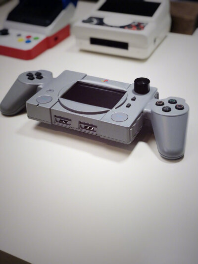 岛国技术宅にわ的魔改作品「PlayStation Classic Portable」(图9为过程)