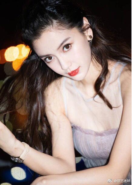 Angelababy狗啃刘海angelababy 为某品牌拍摄的宣传照曝光，照片中baby大胆尝试了最近十分流行的“狗啃”刘海和充满洒脱的“狼头”，形象焕然一新。不过有许多网友表示，第一眼看过去baby意外撞脸王子文 ，你们觉得呢？