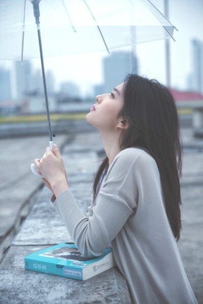 刘亦菲这组雨伞图是什么仙女颜值啊！完全就是言情小说里的初恋女主角本人吧