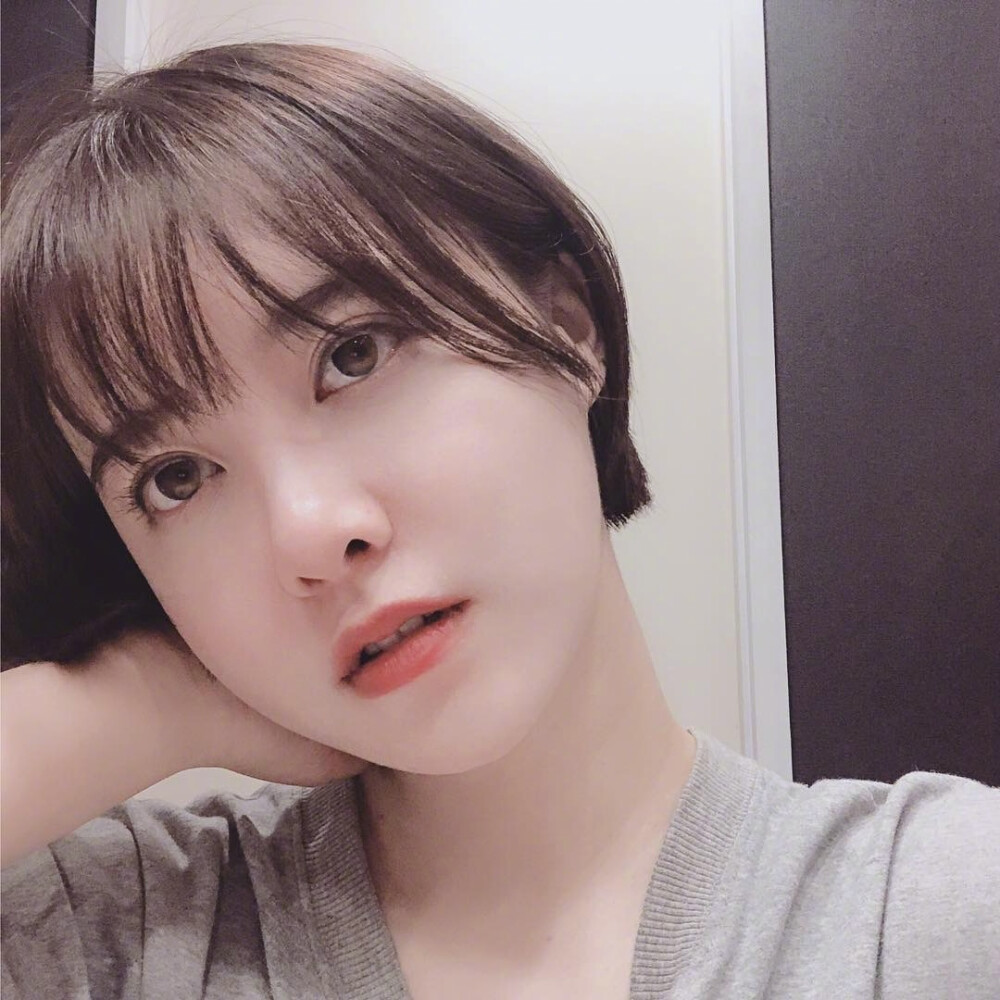 #具惠善短发#短发造型的具惠善，真像十几岁的小姑娘，简直是超级童颜！