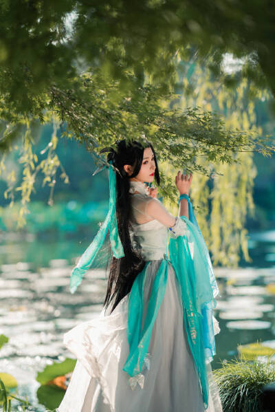 #云裳羽衣#—梳流cos—
天光如缝，白驹擦身。
岁月无痕，浸我心神。
出镜：@葵花花花儿
摄影：@拂晓的小鸟 （梳流）
@七奈Nanako （琴娘）
排版：@-橙子水- 