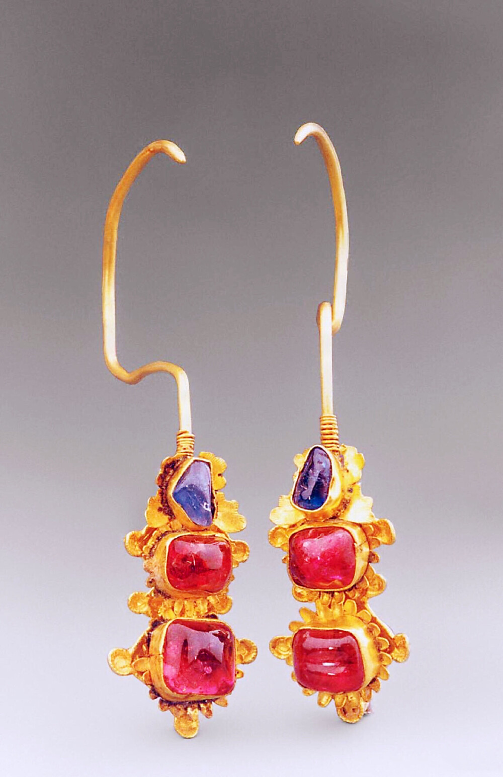 明金嵌宝蝶赶花耳环江阴博物馆藏