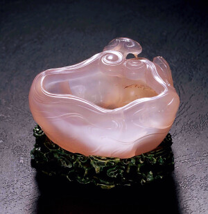 清乾隆 粉碧玺灵芝水盂 
净3.2 cm. Height.
总4.3 cm. Height.