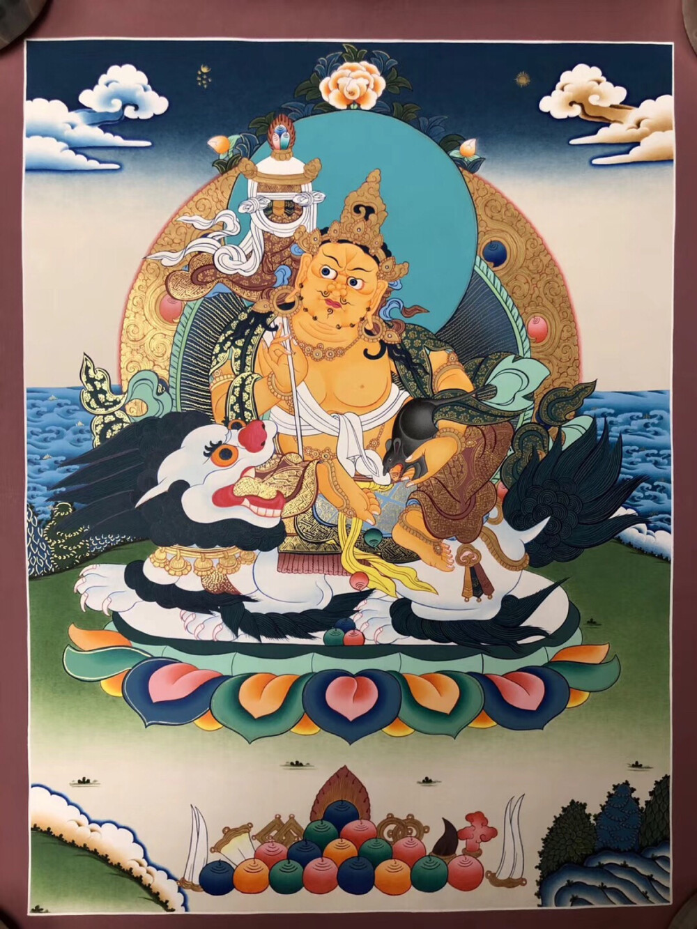 【财宝天王唐卡】是主管一切供养和财富的,身骑白狮子,手持金宝,握着