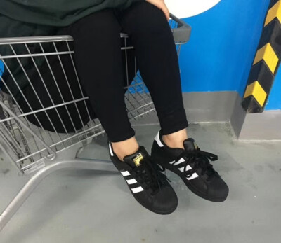 黑金好看百搭 情侣秀恩爱系列
Adidas阿迪达斯金标贝壳头黑色男女板鞋