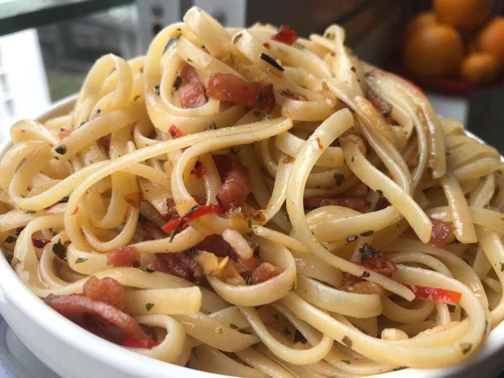 一人の食 Bacon Chilli Linguine Aglio e Olio