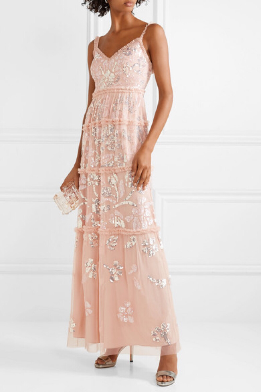 天气渐暖，你是否对花园派对或旅行婚礼充满期待？不妨让 Needle & Thread 这款曳地礼服助你完美亮相。单品以蓬松的浅粉色绢网制成，精致褶饰勾勒出紧身上衣和飘逸的分层式裙身，银色亮片组成的美丽花朵在裙间优雅绽放。如此靓丽之作，不妨以精美珠宝与之相配。