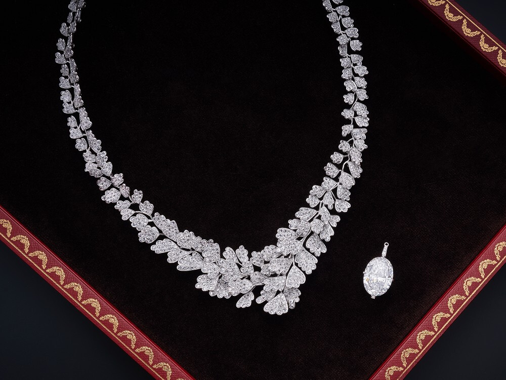 Cartier 2018年「Résonances de Cartier」高级珠宝系列中推出这件独一款 Adiante 钻石项链，设计灵感源于象征「少女娇柔」的植物——「Adiante」（法语：铁线蕨）。细长的藤蔓由白金制作，叶片镶满玫瑰式切割钻石，最引人注意的是悬挂着一颗20.04克拉椭圆形切割主钻。挂坠上镶嵌一颗20.04ct的椭圆形切割钻石，达到 D 色 IF 级别，为 Type IIa 型钻石，钻石挂坠可取下；项链上镶嵌玫瑰式切割钻石（总重22.70ct）和圆形明亮式切割钻石（总重5.19ct），底座采用铂金制作。
