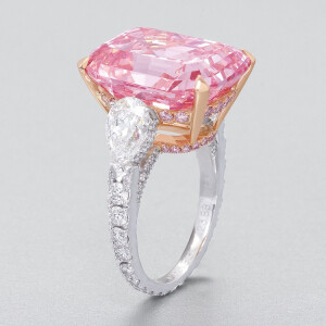 「The Graff Pink」粉钻是 Graff 拥有的最重要的钻石之一，重达23.88ct，在1950年代曾由美国珠宝商 Harry Winston 售出给匿名买家，在2010年由 Laurence Graff 在拍卖会上以4600万美元拍得。这颗阶梯式切割钻石的颜色级别 Fancy Intense Pink 级，净度为 IF 内部无瑕，属于罕见的 Type IIa 型钻石。而在2010年拍卖的时候，这颗粉钻原本的重量是24.78ct，更接近祖母绿切割，在接近表面有小的包裹体，净度为「VVS2」。Graff 重新进行了切割和抛光，重量减少到23.88ct，但是净度级别达到「IF」无瑕级。