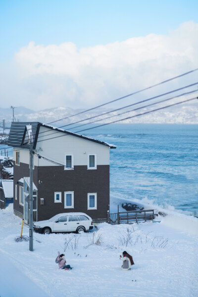 多少次在山间等着大雪，多少次沿着铁路去追逐黄昏，拐过一片如同世界尽头的雪原，到世代经营的居酒屋喝一杯烫口的抹茶，听着相亲相爱的老夫妇窃窃私语，在那里盘算去富良野、去钏路，看流冰在夕阳下闪闪发亮。多少次…