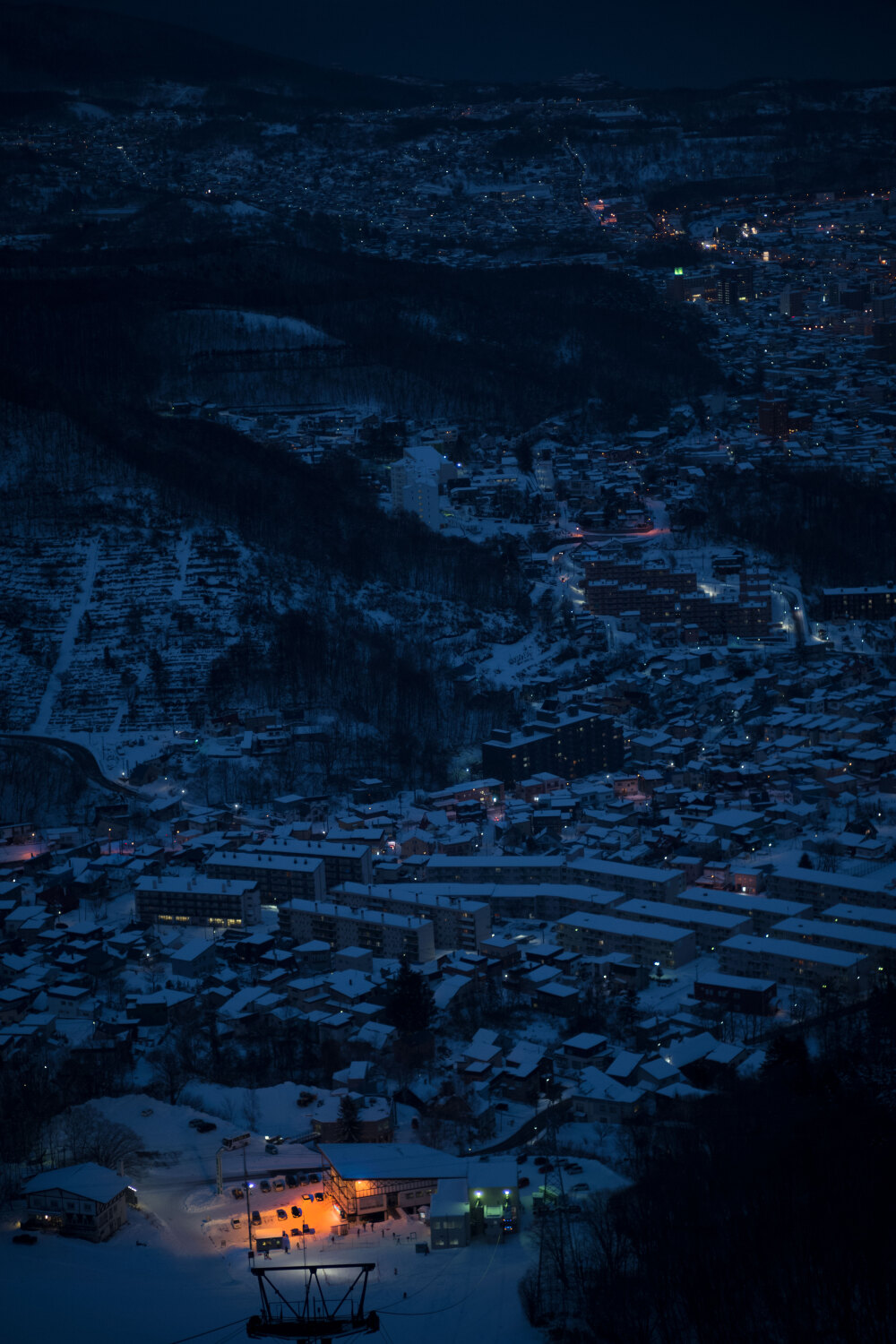 多少次在山间等着大雪，多少次沿着铁路去追逐黄昏，拐过一片如同世界尽头的雪原，到世代经营的居酒屋喝一杯烫口的抹茶，听着相亲相爱的老夫妇窃窃私语，在那里盘算去富良野、去钏路，看流冰在夕阳下闪闪发亮。多少次离开大路转向深深不知踪影的小径，站在被白雪覆盖的小小童话房子边，看大海在屋后自然而然地翻滚。一颗心因为满足而涨得难以呼吸，因为疲倦而沉沉带着凉意，因为快乐而飞得不知去向。