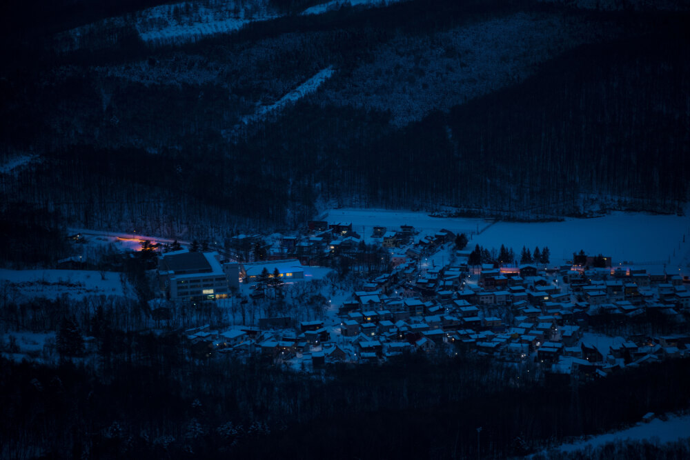 多少次在山间等着大雪，多少次沿着铁路去追逐黄昏，拐过一片如同世界尽头的雪原，到世代经营的居酒屋喝一杯烫口的抹茶，听着相亲相爱的老夫妇窃窃私语，在那里盘算去富良野、去钏路，看流冰在夕阳下闪闪发亮。多少次离开大路转向深深不知踪影的小径，站在被白雪覆盖的小小童话房子边，看大海在屋后自然而然地翻滚。一颗心因为满足而涨得难以呼吸，因为疲倦而沉沉带着凉意，因为快乐而飞得不知去向。