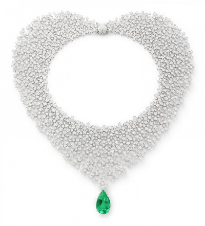 4th Chakra 白金项链，by Pasquale Bruni
挂坠为一颗水滴形切割祖母绿，点缀圆形明亮式切割钻石。