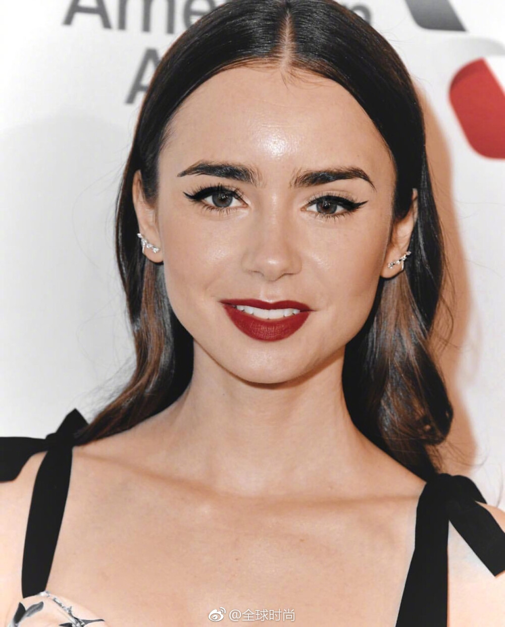 LilyCollins 出席英国电影学院奖BAFTA茶会，大红唇的Lily实在是太美了！