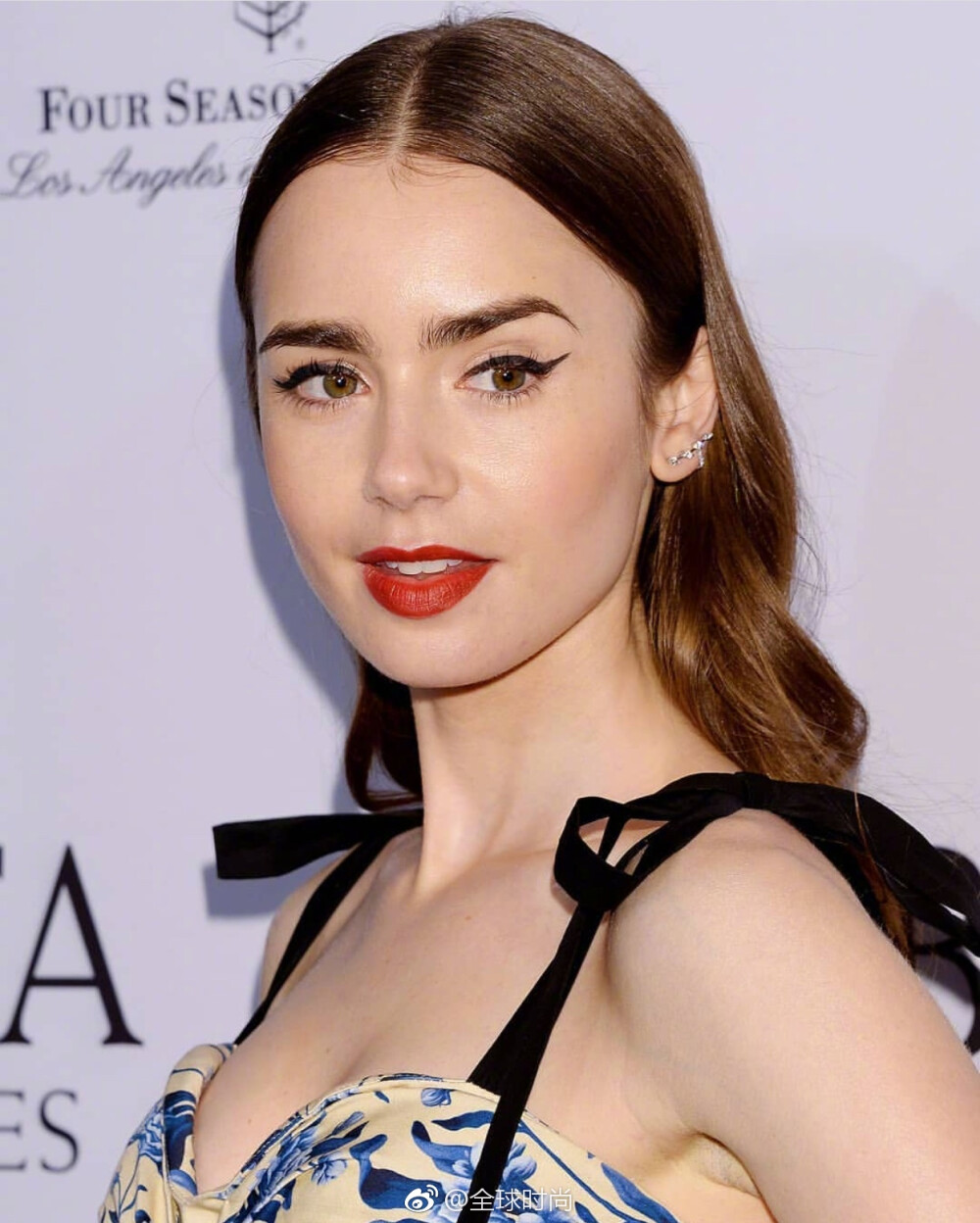 LilyCollins 出席英国电影学院奖BAFTA茶会，大红唇的Lily实在是太美了！