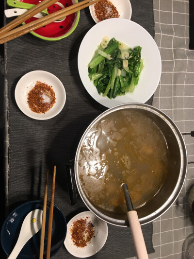 2019.01.01 酸萝卜老鸭汤+清炒油麦菜
我的天这个汤也太好喝了吧！超级超级超级好喝啊！