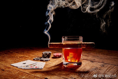 设计师Ryan Bricker为Corkcicle品牌设计了一款有趣的酒杯——Whiskey Wedge，更确切的说是一款配合酒杯的冰块塑形器。#求是爱设计#