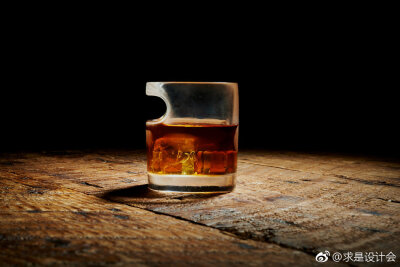 设计师Ryan Bricker为Corkcicle品牌设计了一款有趣的酒杯——Whiskey Wedge，更确切的说是一款配合酒杯的冰块塑形器。#求是爱设计#