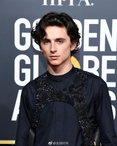 #粉丝用中文喊甜茶##TimotheeChalamet# 今日亮相红毯，身着Louis Vuitton系列的甜茶在禁欲系小狼狗和甜甜味小奶狗之前完美切换！今天够甜吗？