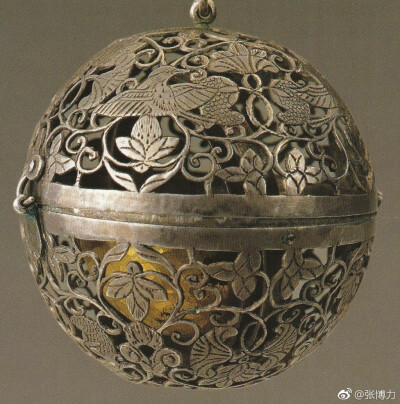 【葡萄花鸟纹银香囊】——唐
