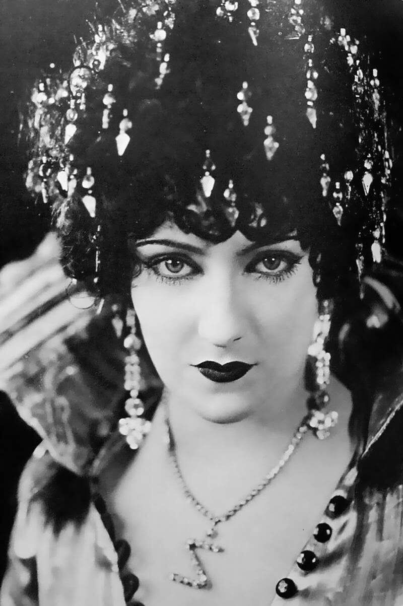 葛洛丽亚斯旺森
Gloria Swanson 1899-1983年
美国默片女演员