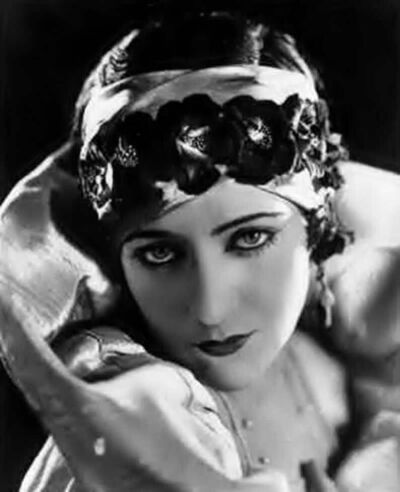 葛洛丽亚斯旺森
Gloria Swanson 1899-1983年
美国默片女演员