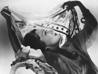 葛洛丽亚斯旺森
Gloria Swanson 1899-1983年
美国默片女演员