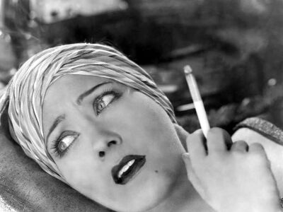 葛洛丽亚斯旺森
Gloria Swanson 1899-1983年
美国默片女演员