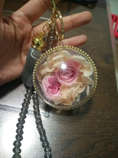 自己尝试做了永生花挂件，好漂亮的说，全部自留，重新又做了一批小的送人。