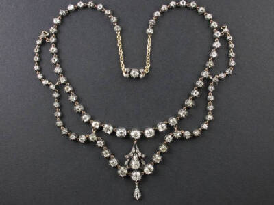 珠宝 | 奢华珠宝。
“暗夜中的星光，晨曦里的露珠”。一组优雅璀璨的钻石项链。