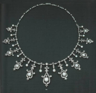 珠宝 | 奢华珠宝。
“暗夜中的星光，晨曦里的露珠”。一组优雅璀璨的钻石项链。