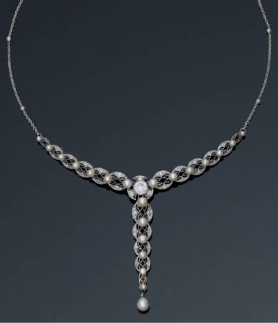 珠宝 | 奢华珠宝。
“暗夜中的星光，晨曦里的露珠”。一组优雅璀璨的钻石项链。